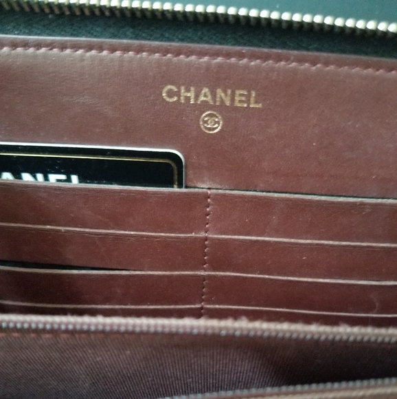 CHANEL-Matelasse Women's Leather Clutch - Picture 3 of 6